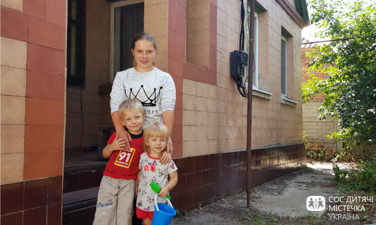 Будинок для мами Насті, 4-річного Богдана та 2-річної Ангеліни зі Станично-Луганського району
