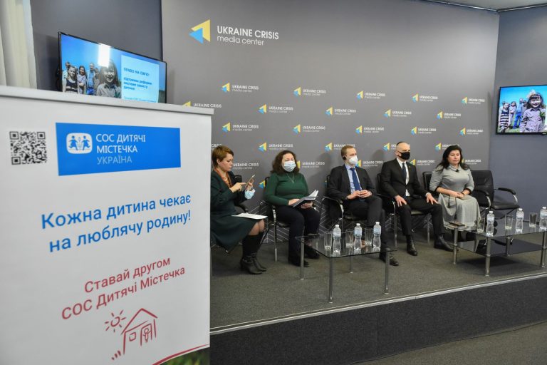25 січня в Українському кризовому медіа – центрі презентували міжнародний проєкт для збереження дітей у родинах “Право на сім’ю”